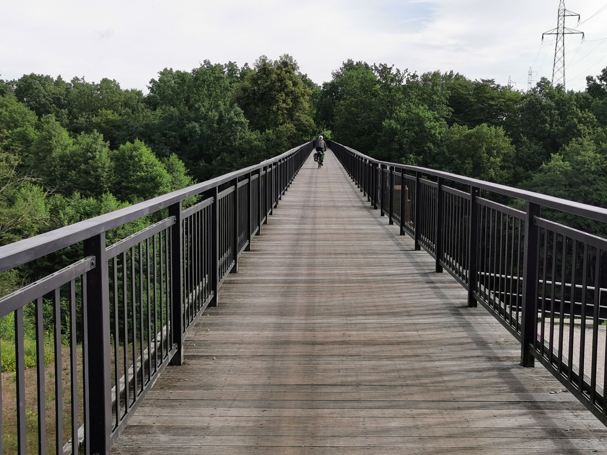 Wysoki zabytkowy most kolejowy nad Brdą